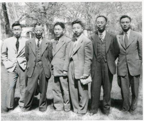 1947年5月，在美国威斯康辛州麦迪逊市，竺可桢校长与部分浙江大学师生在一起合影，左起为许平、竺可桢、周祖豫、钱人元、王仁东、侯虞钧。.JPEG